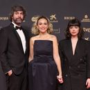 Esteban Navarro, de izquierda a derecha, Paula Ribo, y Belen Barenys llegan a la 39ª edición de los Premios Goya en Granada, España, el sábado 8 de febrero de 2025, en Granada. (Foto AP/Fermin Rodriguez)