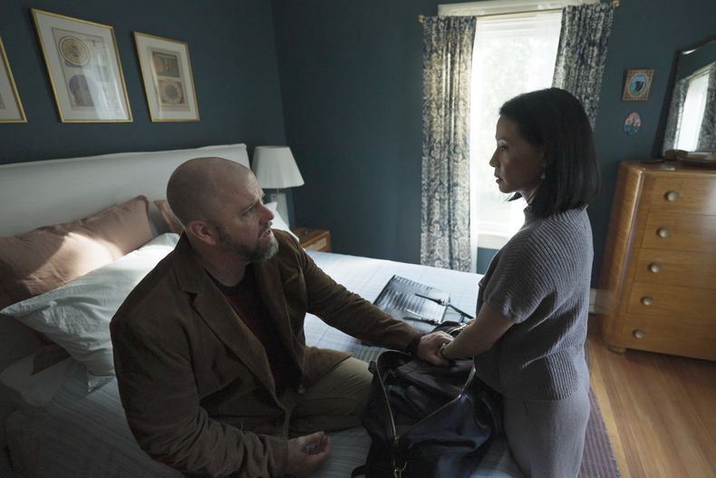 Esta imagen proporcionada por Neon muestra a Chris Sullivan, izquierda, y Lucy Liu en una escena de Presence. (Neon via AP)