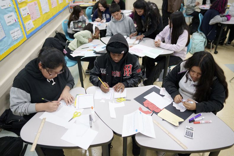 ARCHIVO - Estudiantes trabajan en la Escuela Secundaria Benjamin O. Davis, en Compton, California, el 6 de febrero de 2025. (AP Foto/Eric Thayer, archivo)