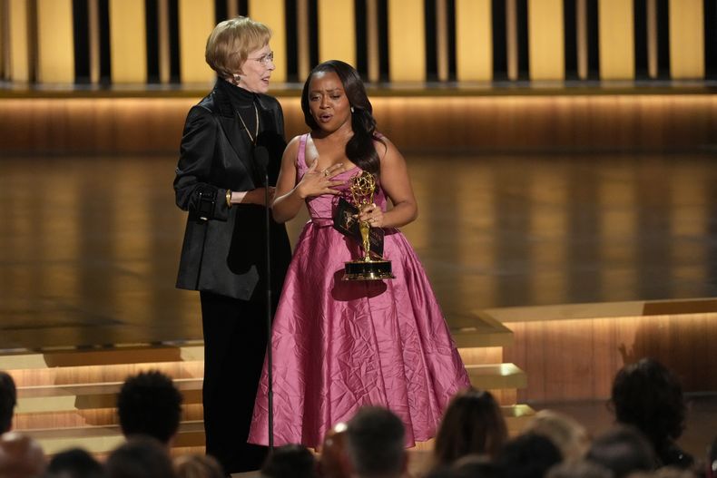 Carol Burnett, izquierda, le enrega el premio de mejor actriz de comedia a Quinta Brunson por Abbott Elementary en la 75a edición de los Premios Emmy el lunes 15 de enero de 2024 en el Teatro Peacock de Los Ángeles. (Foto AP/Chris Pizzello)