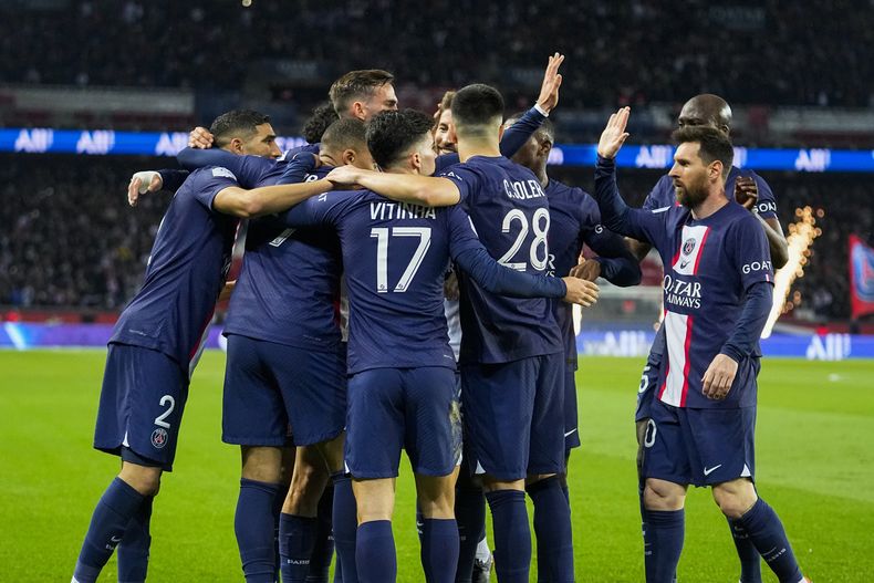 Los jugadores del Paris Saint-Germain celebran el gol de Kylian Mbappé en el partido contra Lens en la liga francesa, el sábado 15 de abril de 2023. (AP Foto/Michel Euler)
