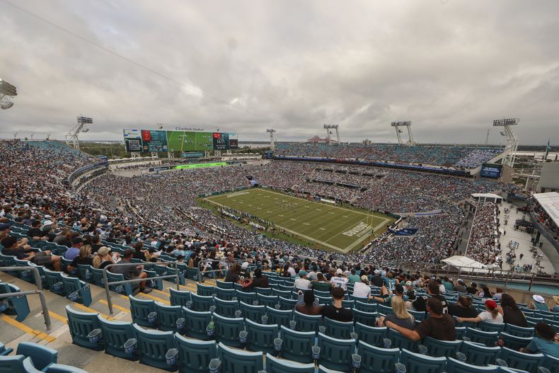 ARCHIVO - Una vista general del interior del EverBank Stadium, mientras los Jaguars de Jacksonville se enfrentan a los Browns de Cleveland, el 15 de septiembre de 2024, en Jacksonville, Florida (AP Foto/Gary McCullough, Archivo)