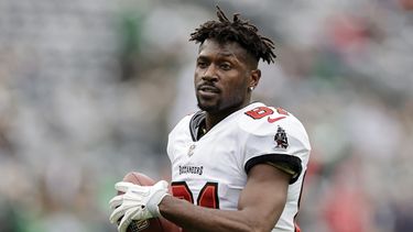 ARCHIVO - Foto del dos de enero del 2022, el receptor de los Buccaneers de Tampa Bay Antonio Brown en el campo para el juego ante los Jets de Nueva York. (AP Foto/Adam Hunger, Archivo)