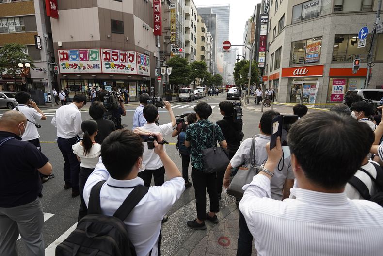 La escena tras la explosión en un edificio de Tokio el 3 de julio de 2023. (Foto AP /Eugene Hoshiko)
