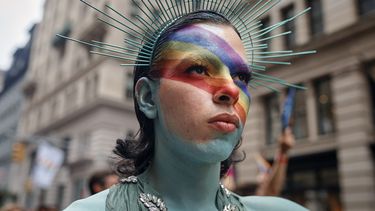 Una persona participa en la Marcha del Orgullo de la ciudad de Nueva York, el domingo 30 de junio de 2024, en Nueva York. (AP Foto/Andres Kudacki)