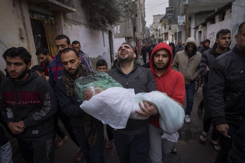 ARCHIVO - Mohammad Shouman carga el cuerpo de su hija, Masa, que murió en un bombardeo en la Franja de Gaza, durante su funeral en Rafah, en el sur de Gaza, el 17 de enero de 2024. (AP Foto/Fatima Shbair, Archivo)