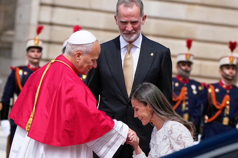 El papa León XIV es recibido por el rey Felipe VI y la reina Letizia de España, en el Palacio Real en Madrid, el 6 de junio del 2026. (AP foto/Alessandra Tarantino)