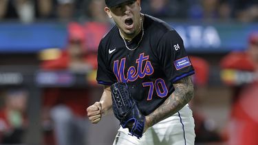 El venezolano José Butto, de los Mets de Nueva York, festeja en el décimo inning del juego ante los Rojos de Cincinnati, el viernes 6 de septiembre de 2024 (AP Foto/Adam Hunger)