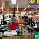Un empleado revisa la tarjeta de identificación de un cliente antes de registrar una compra de alcohol en una tienda de comestibles en Arlington Heights, Illinois, el lunes 6 de julio de 2026. (AP Foto/Nam Y. Huh) Un empleado revisa la tarjeta de identificación de un cliente antes de registrar una compra de alcohol en una tienda de comestibles en Arlington Heights, Illinois, el lunes 6 de julio de 2026. (AP Foto/Nam Y. Huh)