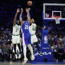 Joel Embiid (21), de los 76ers de Filadelfia, dispara a la canasta ante la marcación defensiva de Jaylen Brown (7) y Al Horford (42), de los Celtics de Boston, durante el tiempo extra del Juego 4 de la serie de playoffs en el baloncesto de la Conferencia Este de la NBA, el domingo 7 de mayo de 2023, en Filadelfia. (AP Foto/Matt Slocum)