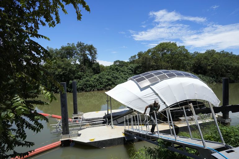 Panamá: Máquina flotante recoge desechos en contaminado río