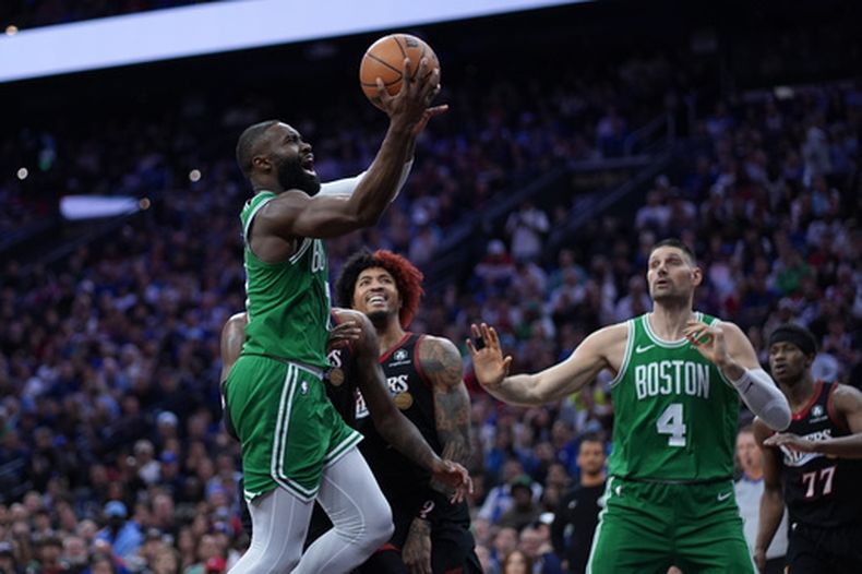 Jaylen Brown de los Celtics de Boston, a la izquierda, sube para un tiro ante Kelly Oubre Jr. de los 76ers de Filadelfia durante la primera mitad del tercer juego de una serie de playoffs de baloncesto de la NBA de primera ronda, el viernes 24 de abril de 2026, en Filadelfia. (AP Foto/Matt Slocum)