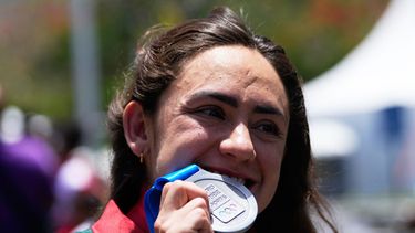 La mexicana Sara Roel muerde su medalla de plata en la contrarreloj individual femenina de los Juegos Centroamericanos y del Caribe, el sábado 25 de julio de 2026, en Santo Domingo, República Dominicana. (AP Foto/Fernando Vergara)