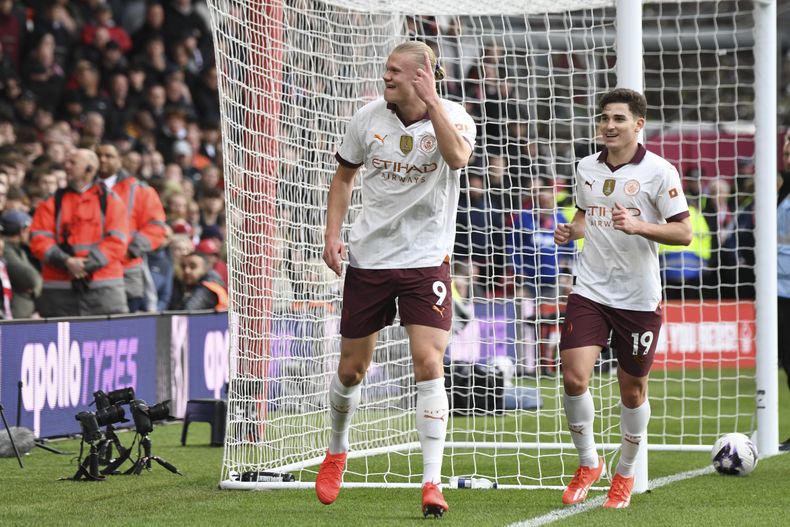 Erling Haaland (9) del Manchester City celebra junto a Julián Álvarez tras anotar el segundo gol de su equipo ante Nottingham Forest en la Liga Premier de Inglaterra, el domingo 28 de abril de 2024. (AP Foto/Rui Vieira)
