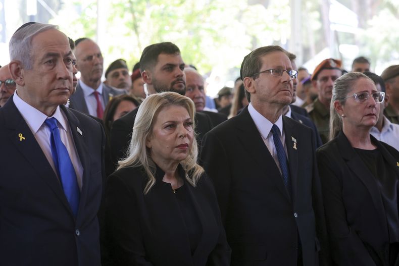 De izquierda a derecha: el primer ministro israelí Benjamin Netanyahu, su esposa Sara Netanyahu, el presidente Isaac Herzog y la primera dama Michal Herzog, en una ceremonia en Jerusalén el 27 de octubre del 2024. (Gil Cohen-Magen/Pool Photo via AP)