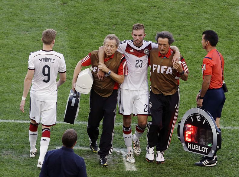 El alem&aacute;n Christoph Kramer es ayudado a salir del terreno de juego luego de sufrir un fuerte golpe en la cabeza durante la final de la Copa Mundial contra Argentina en R&iacute;o de Janeiro el 13 de julio del 2014. El &aacute;rbitro del encuentro N