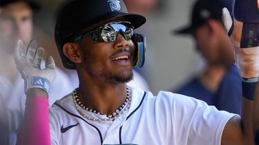 El dominicano Julio Rodríguez, de los Marineros de Seattle, festeja en la cueva luego de robarse el plato en el juego del miércoles 2 de agosto de 2023, ante los Medias Rojas de Boston (AP Foto/Lindsey Wasson)