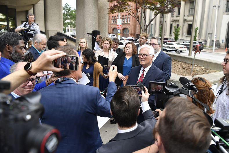 El fiscal del condado de Jefferson, Mike OConnell, habla con representanres de los medios de comunicación frente al Salón de Justicia en Louisville, Kentucky, el miércoles 29 de mayo de 2024. El condado retiró todos los cargos contra el golfista Scottie Scheffler por un incidente que ocurrió fuera del campo de golf Valhalla a principios de este mes. (Foto AP/Timothy D. Easley)