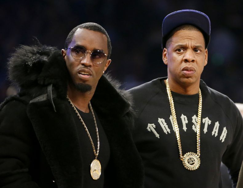 ARCHIVO - Los magnates del rap Sean Diddy Combs, izquierda, y Jay-Z asisten al partido de baloncesto All-Star de la NBA, el 15 de febrero de 2015, en Nueva York. (Foto AP/Kathy Willens, archivo)