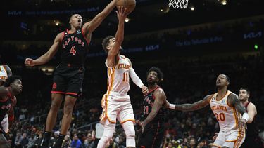 Hawks superan a unos diezmados Raptors en tiempo extra