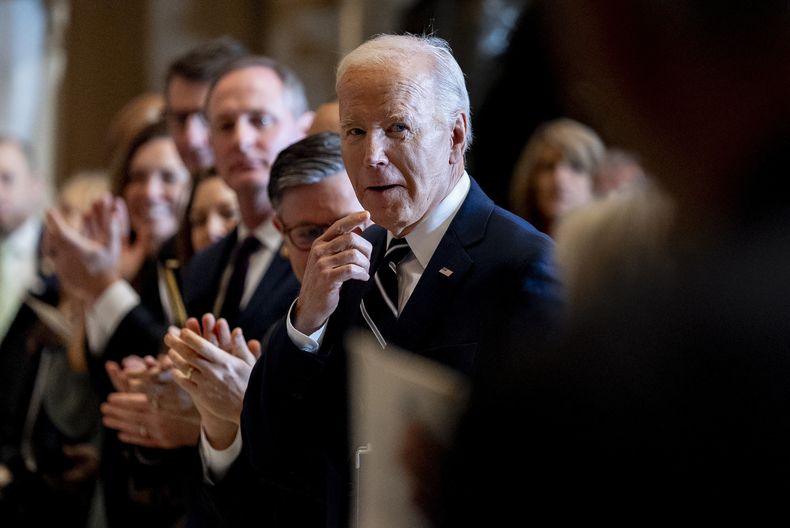 El presidente Joe Biden después de la actuación de Andrea Bocelli durante el Desayuno Nacional de Oración en el Capitolio de Washington, el jueves 1 de febrero de 2024. (Foto AP/Andrew Harnik)
