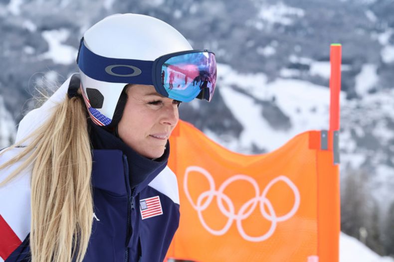 La esquiadora estadounidense Lindsey Vonn se concentr antes de un entrenamiento oficial de descenso de esquí alpino para los Juegos Olímpicos de Invierno de 2026 en Cortina dAmpezzo, Italia, el viernes 6 de febrero de 2026. (AP Foto/Marco Trovati)