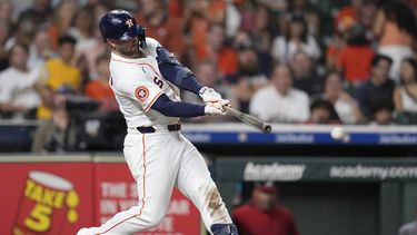 Christian Walker de los Astros de Houston batea un sencillo de dos carreras en la sexta entrada ante los Nacionales de Washington el martes 29 de julio del 2025. (AP Foto/David J. Phillip)