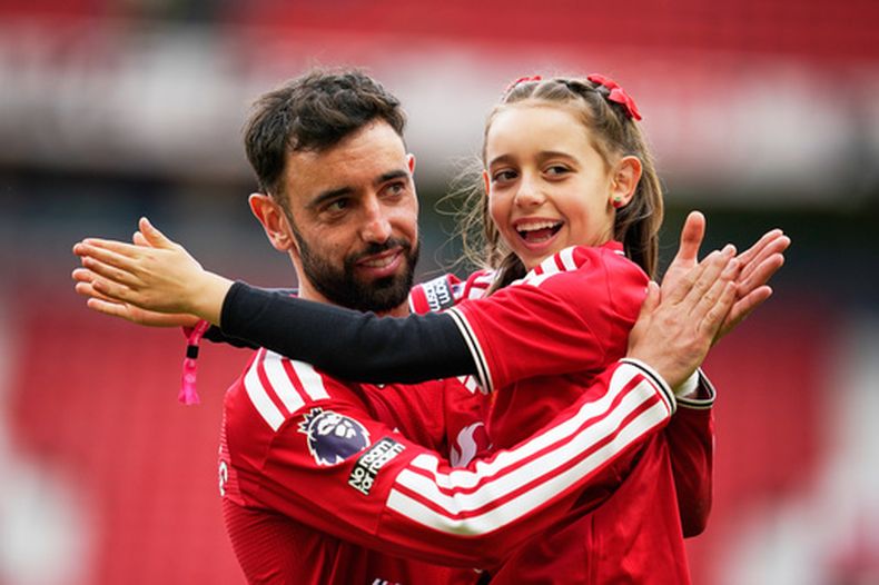 Bruno Fernandes del Manchester United juega con su hija tras el encuentro ante el Nottingham Forest en la Liga Premier el domingo 17 de mayo del 2026. (AP Foto/Dave Thompson)