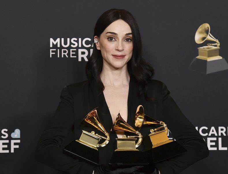 St. Vincent posa con sus premios a mejor canción de rock, mejor interpretación de música alternativa y mejor álbum de música alternativa por All Born Screaming, en la sala de prensa durante la 67ª entrega anual de los Grammy el domingo 2 de febrero de 2025 en Los Ángeles. (Foto Richard Shotwell/Invision/AP)