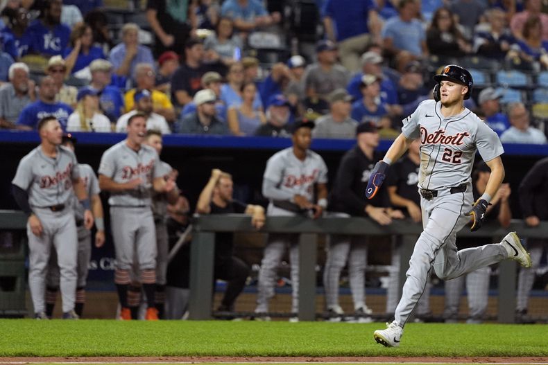 Parker Meadows, de los Tigres de Detroit, corre hacia home para anotar en un sencillo de Riley Greene durante el décimo capítulo del encuentro ante los Reales de Kansas City, el martes 17 de septiembre de 2024 (AP Foto/Charlie Riedel)