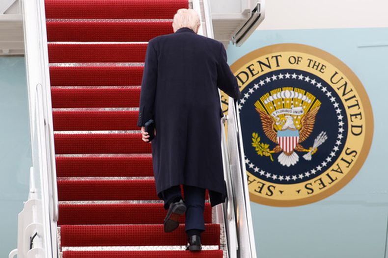 El presidente Donald Trump sube las escaleras del Air Force One en la Base Conjunta Andrews, en Maryland, el 27 de marzo de 2026. (AP Foto/Luis M. Alvarez)