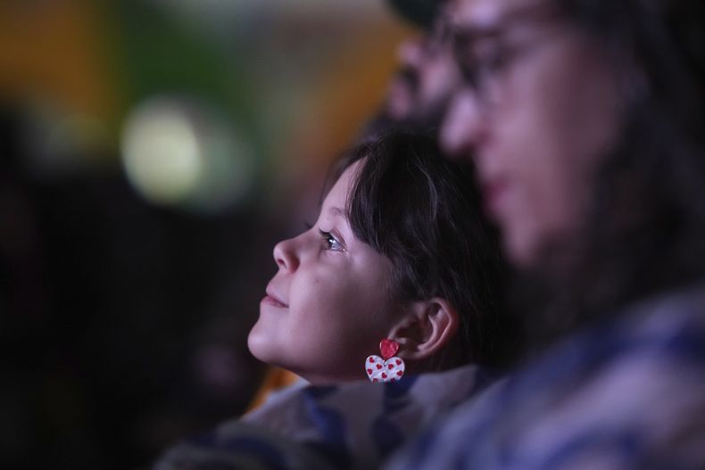 Personas ven la película Flow en una pantalla gigante en el Zócalo, la plaza principal de la Ciudad de México, el miércoles 30 de abril de 2024. (Foto AP/Eduardo Verdugo)