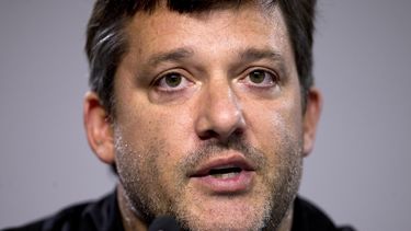 americateve | El piloto de NASCAR, Tony Stewart, habla en una conferencia de prensa el viernes, 29 de agosto de 2014, en Hampton, Georgia. (AP Photo/John Bazemore)