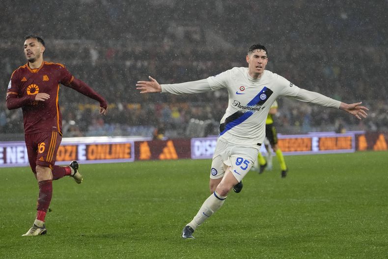 Alessandro Bastoni del Inter de Milán celebra tras anotar el cuarto gol de su equipo en el triunfo ante la Roma en el Estadio Olímpico en la Serie A el sábado 10 de febrero del 2024. (AP Foto/Alessandra Tarantino)