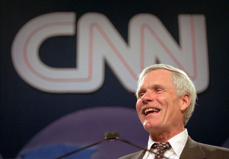 Ted Turner durante un discurso en el banquete de colaboradores mundiales de CNN en Altanta en una fotograf&iacute;a del jueves 4 de mayo de 1995. CNN cumple 34 a&ntilde;os en junio de 2014 con un panorama muy distinto a sus comienzos que ha comenzado a re