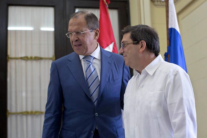 El canciller ruso, Serguéi Lavrov, izq., saluda a su homólogo cubano Bruno Rodríguez Parrilla.