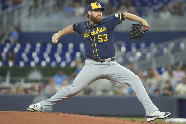 El abridor de los Cerveceros de Milwaukee Brandon Woodruff lanza en la segunda entrada del juego ante los Marlins de Miami el domingo 6 de julio del 2025. (AP Foto/Marta Lavandier)