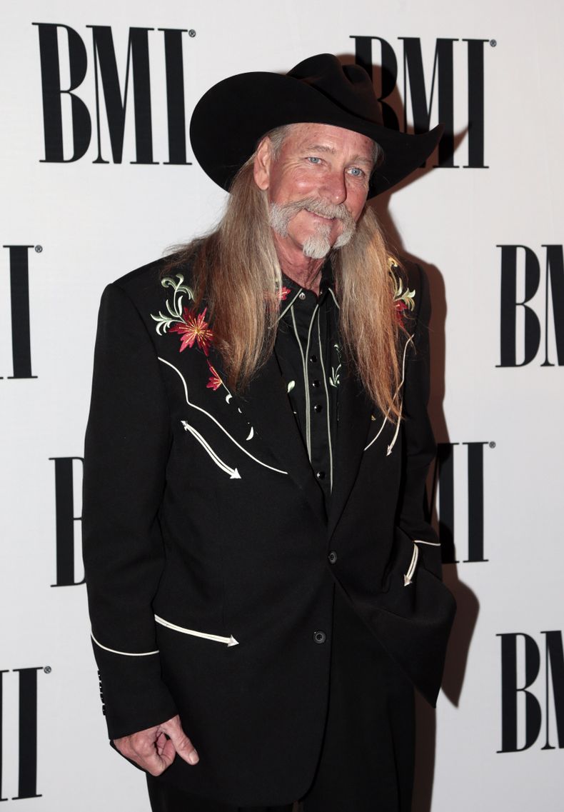 El compositor Dean Dillon llega a la entrega de los Premios BMI en la categor&iacute;a de M&uacute;sica Country el martes 5 de noviembre de 2013, en Nashville, Tennessee. En la ceremonia recibi&oacute; un homenaje como el Icono BMI m&aacute;s reciente. (A