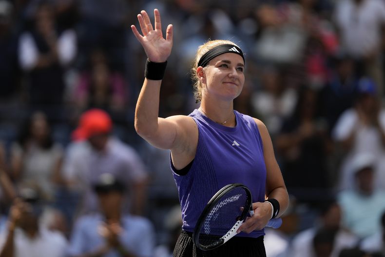 Karolina Muchova saluda tras su victoria ante Beatriz Haddad Maia en los cuartos de final del Abierto de Estados Unidos, el miércoles 4 de septiembre de 2024, en Nueva York. (AP Foto/Kirsty Wigglesworth)