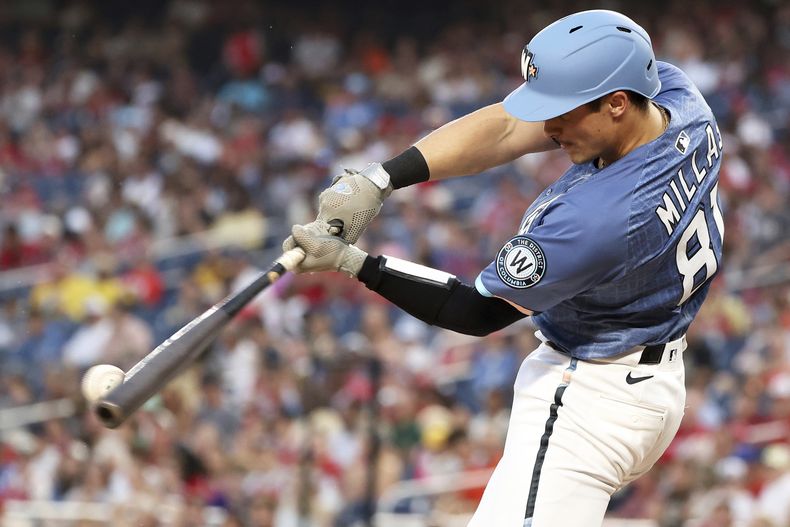 Drew Millas de los Nacionales de Washington conecta un sencillo productor de carrera durante la segunda entrada de un partido de béisbol contra los Padres de San Diego, el sábado 19 de julio de 2025, en Washington. (AP Photo/Daniel Kucin Jr.)
