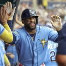 Yandy Díaz de los Rays de Tampa es felicitado por sus compañeros tras su cuadrangular de dos carreras ante los Bravos de Atlanta en el cuarto episodo del juego en San Petersburgo, Florida. Domingo 9 de julio de 2023. (AP Foto/Mike Carlson)