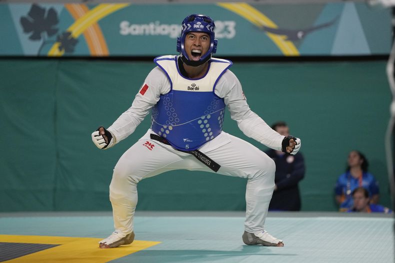 El mexicano Carlos Sansores celebra tras vencer al estadounidense Daniel Healy para llevarse la medalla de oro en la división +80kg del taekwondo de los Juegos Panamericanos en Santiago, Chile, el lunes 23 de octubre de 2023. (AP Foto/Eduardo Verdugo)