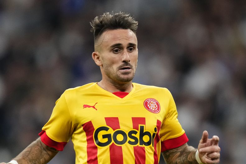 Aleix García, de Girona, durante el partido de La Liga de España entre Real Madrid y Girona en el estadio Santiago Bernabéu, en Madrid, España, el domingo 30 de octubre de 2023. El seleccionador español Luis de la Fuente convocó a cuatro nuevos jugadores, incluido el mediocampista de Girona Aleix García para los últimos dos partidos clasificatorios rumbo a la Eurocopa 2024, con su boleto ya asegurado para el torneo del próximo año. (AP Foto/Jose Breton)