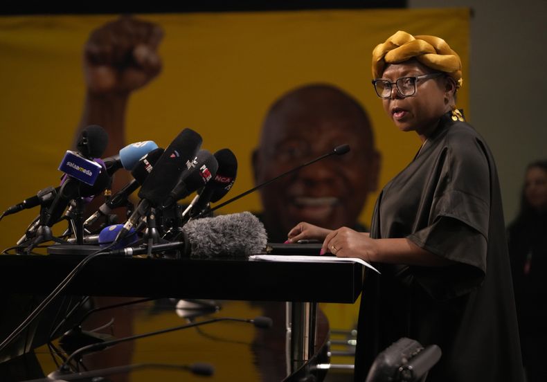 El vocero del Congreso Nacional Africano (ANC), Mahlengi Bhengu-Motsiri, durante una rueda de prensa en la sede del partido en Johannesburgo, miércoles 5 de junio de 2024. (AP Foto/Themba Hadebe)