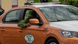 Un vehículo policial sale del Tribunal Municipal Popular de Marianao en La Habana, Cuba, el martes 11 de noviembre de 2025. (Foto AP/Ramón Espinosa)