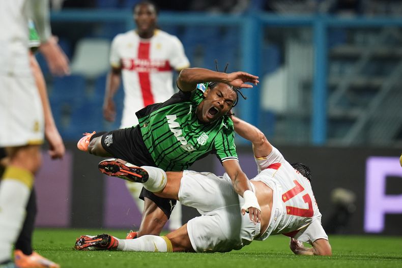 Armand Lauriente (derecha) de Sassuolo pugna por el balón con Ruslan Malinovskyi de Genoa durante el partido de la Serie A de Italia, el lunes 3 de noviembre de 2025. (Massimo Paolone/LaPresse vía AP)