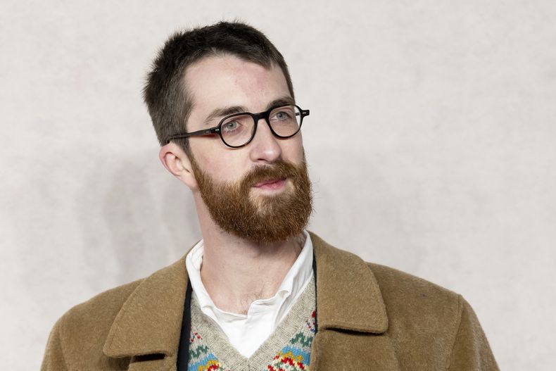 ARCHIVO - Jerskin Fendrix posa a su llegada al estreno de Poor Things en Londres el 14 de diciembre de 2023. (Scott A Garfitt/Invision/AP, archivo)
