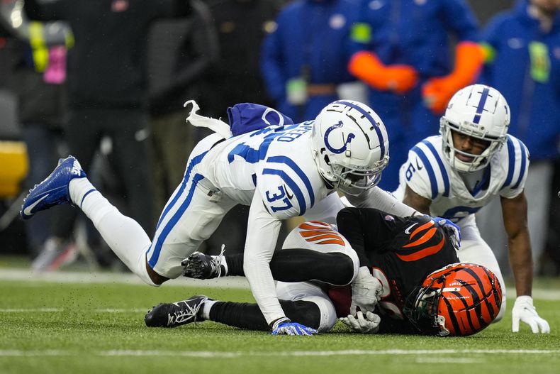 El cornerback DJ Ivey (38), de los Bengals de Cincinnati, recupera un balón suelto en un kickoff ante el intento de Ameer Speed (37) e Isaiah McKenzie (6), de los Colts de Indianápolis de quitarle la posesión, en la segunda mitad del juego de la NFL en Cincinnati, el domingo 10 de diciembre de 2023. (AP Foto/Carolyn Kaster)