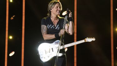 ARCHIVO - Keith Urban actúa durante el CMA Fest 2023 el viernes 9 de junio de 2023 en el Estadio Nissan de Nashville, Tennessee. (Foto Amy Harris/Invision/AP, archivo)