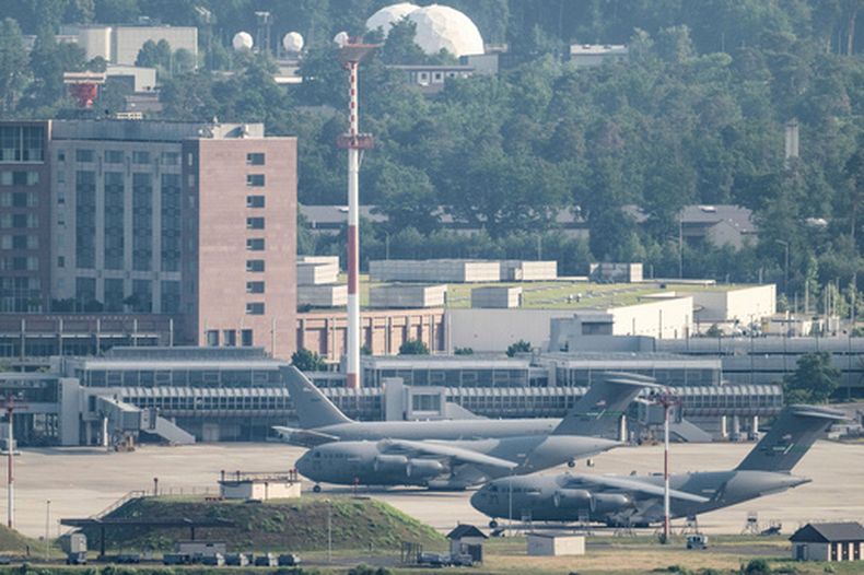 Aviones de la fuerza aérea estadounidense en la Base Aérea Ramstein en Landstuhl, Alemania, el 23 de junio del 2025. (Boris Roessler/dpa via AP)